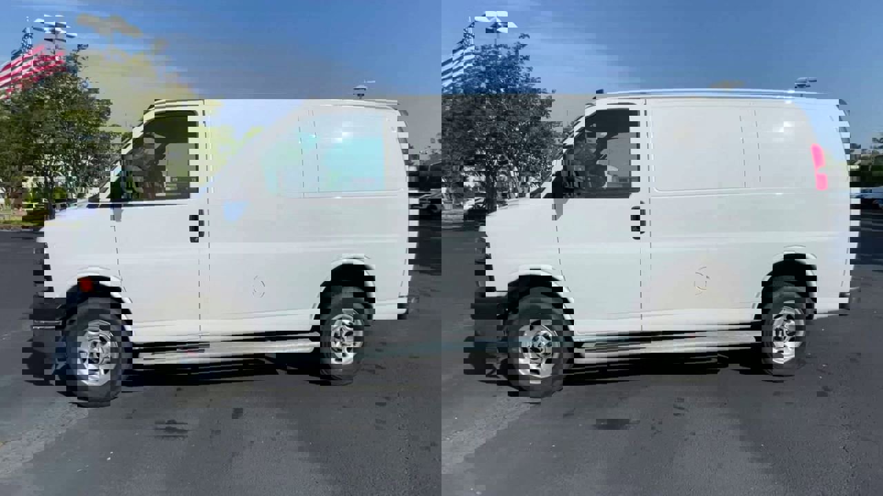 Used 2024 GMC Savana 2500 w/ Driver Convenience Package image 5
