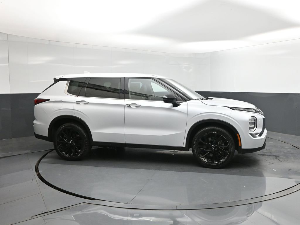 Used 2023 Mitsubishi Outlander SE Black Edition image 26