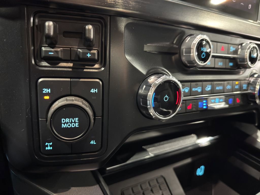 Used 2025 Ford F250 Lariat w/ Chrome Package image 22