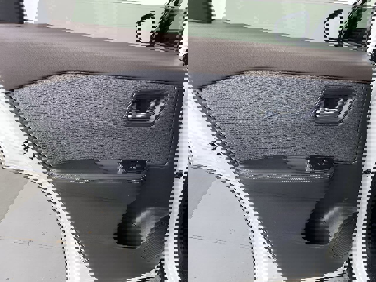 Used 2022 Nissan Rogue SV image 19