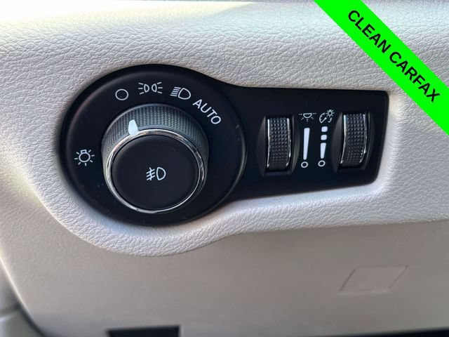 Used 2023 Chrysler Pacifica Touring-L FWD image 11