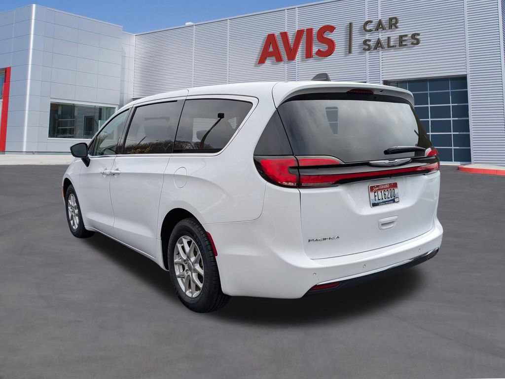 Used 2024 Chrysler Pacifica Touring-L image 9
