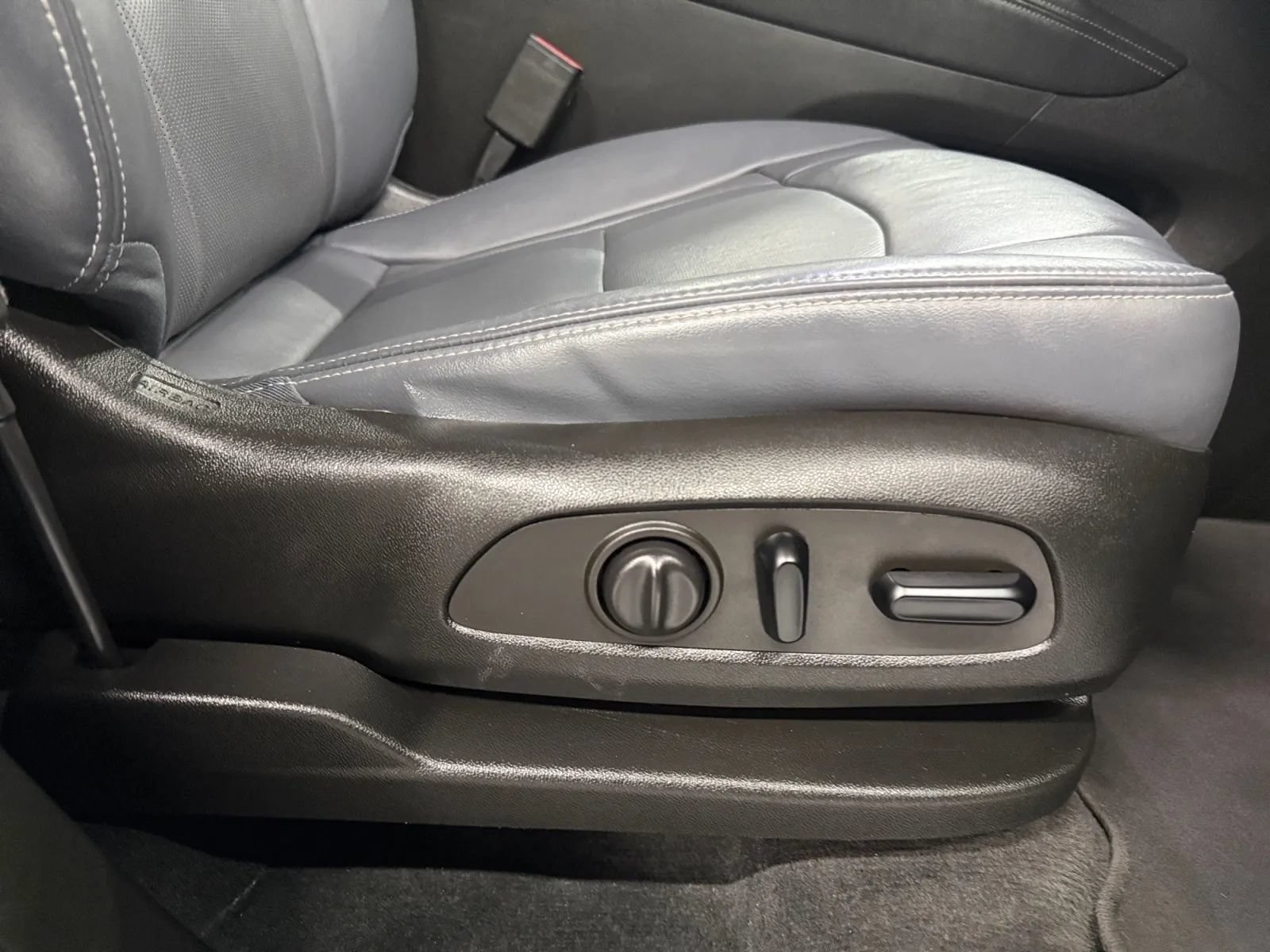 Used 2021 Buick Enclave Essence w/ Sound and Sites Package AWD/4WD image 32