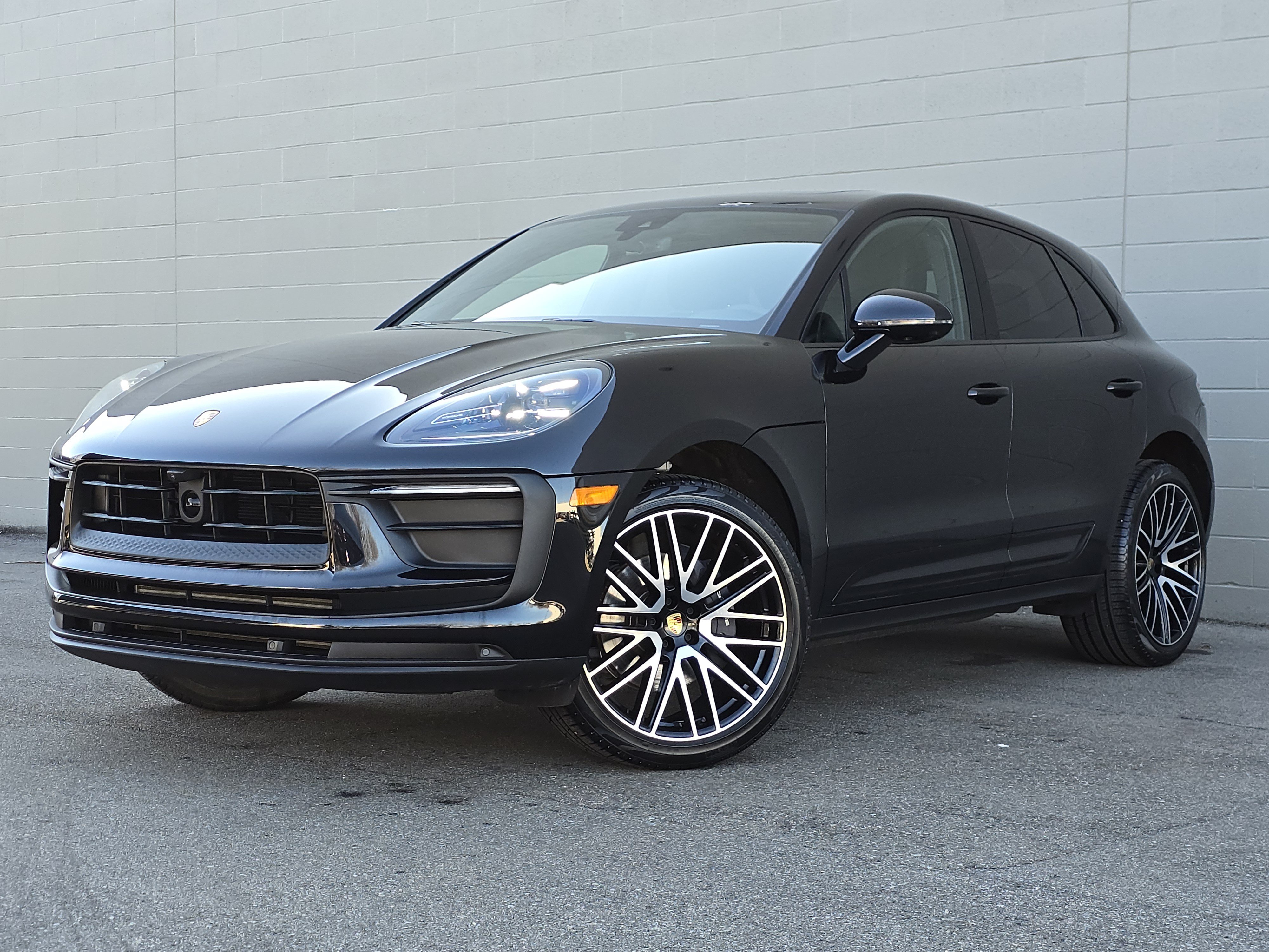 Certified 2025 Porsche Macan AWD/4WD image 1