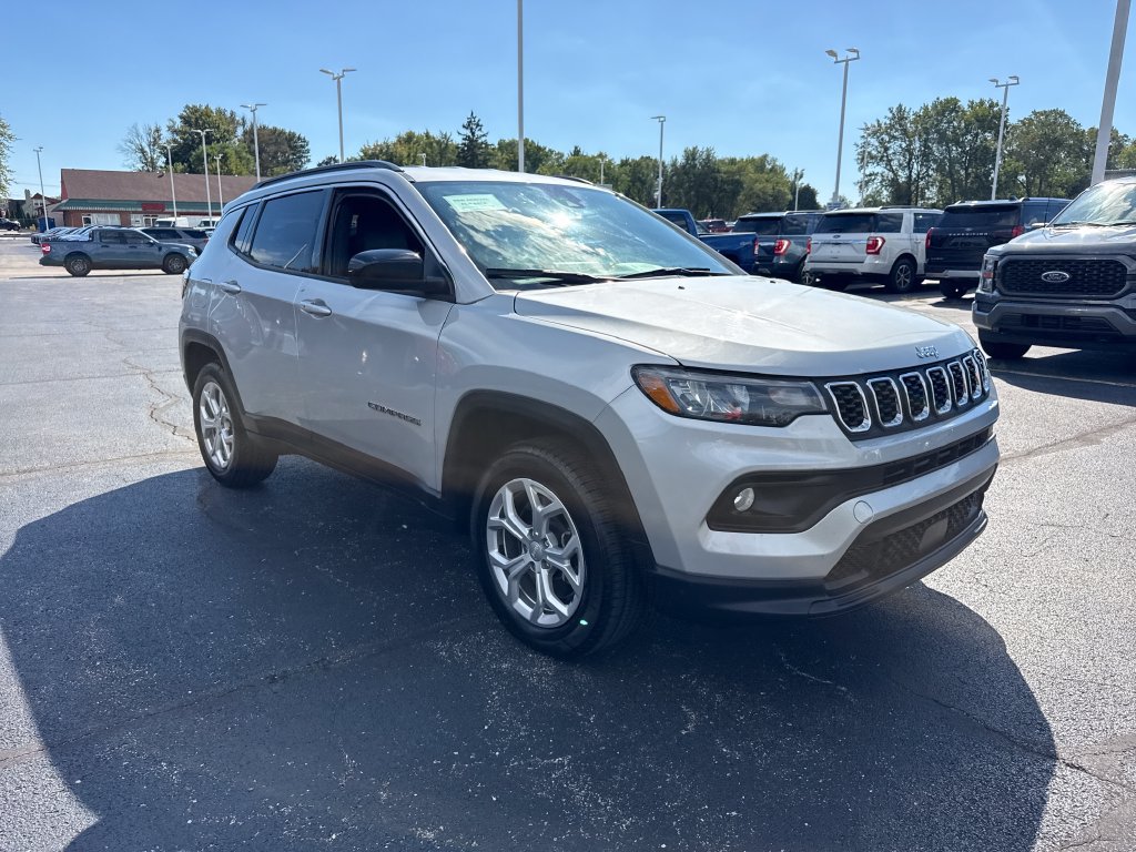 Used 2024 Jeep Compass Latitude AWD/4WD image 4