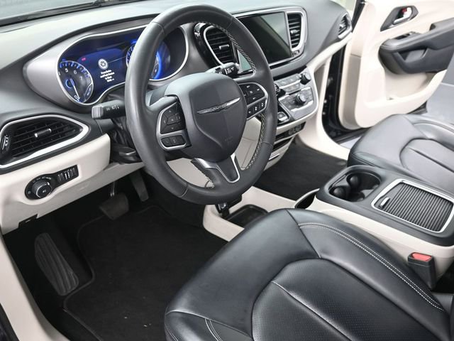 Used 2023 Chrysler Pacifica Touring-L image 13