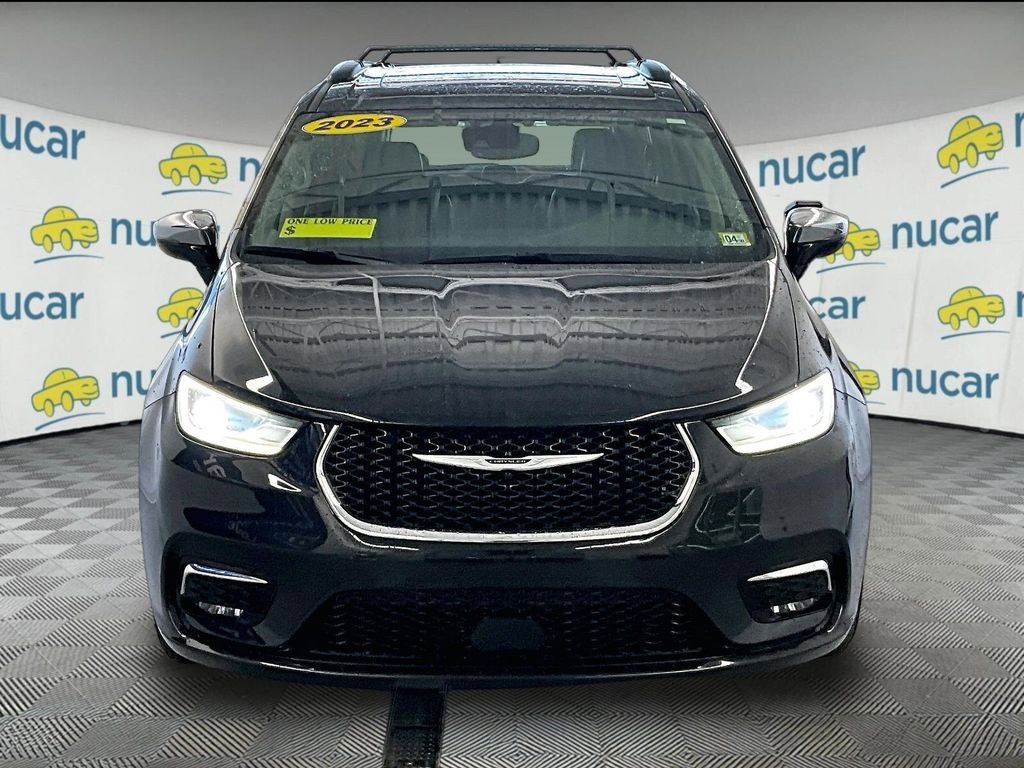Used 2023 Chrysler Pacifica Limited FWD image 2