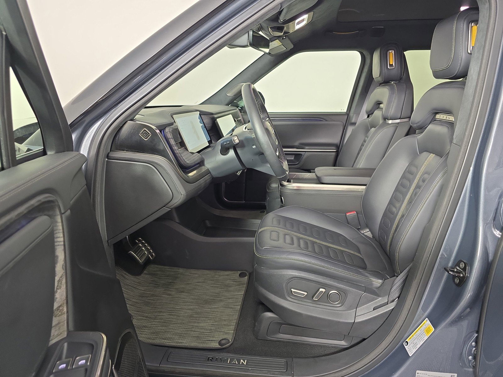 Used 2023 Rivian R1S Adventure image 20