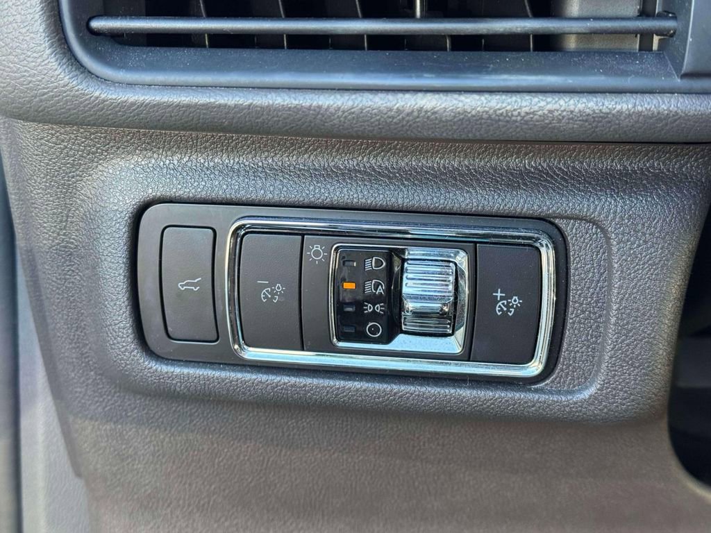 Used 2023 Lincoln Corsair AWD w/ Rear Removable Package Tray image 17