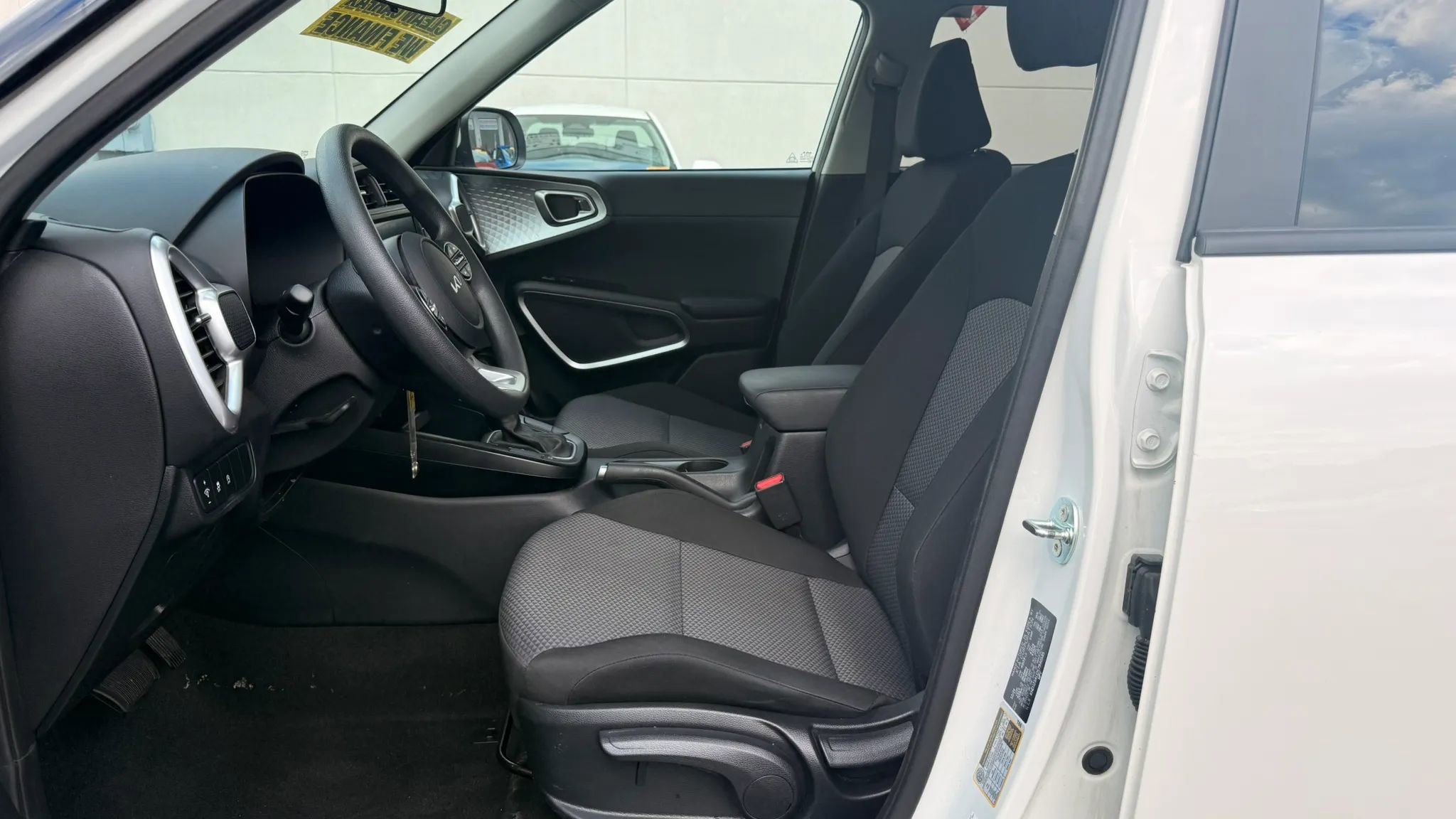 Used 2025 Kia Soul LX w/ LX Technology Package FWD image 12