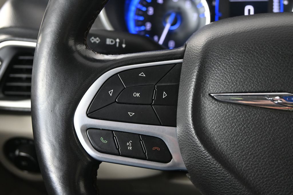 Used 2020 Chrysler Pacifica Touring-L image 39