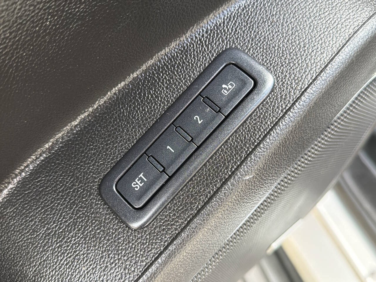 Used 2015 GMC Yukon XL Denali w/ Touring Package AWD/4WD image 36