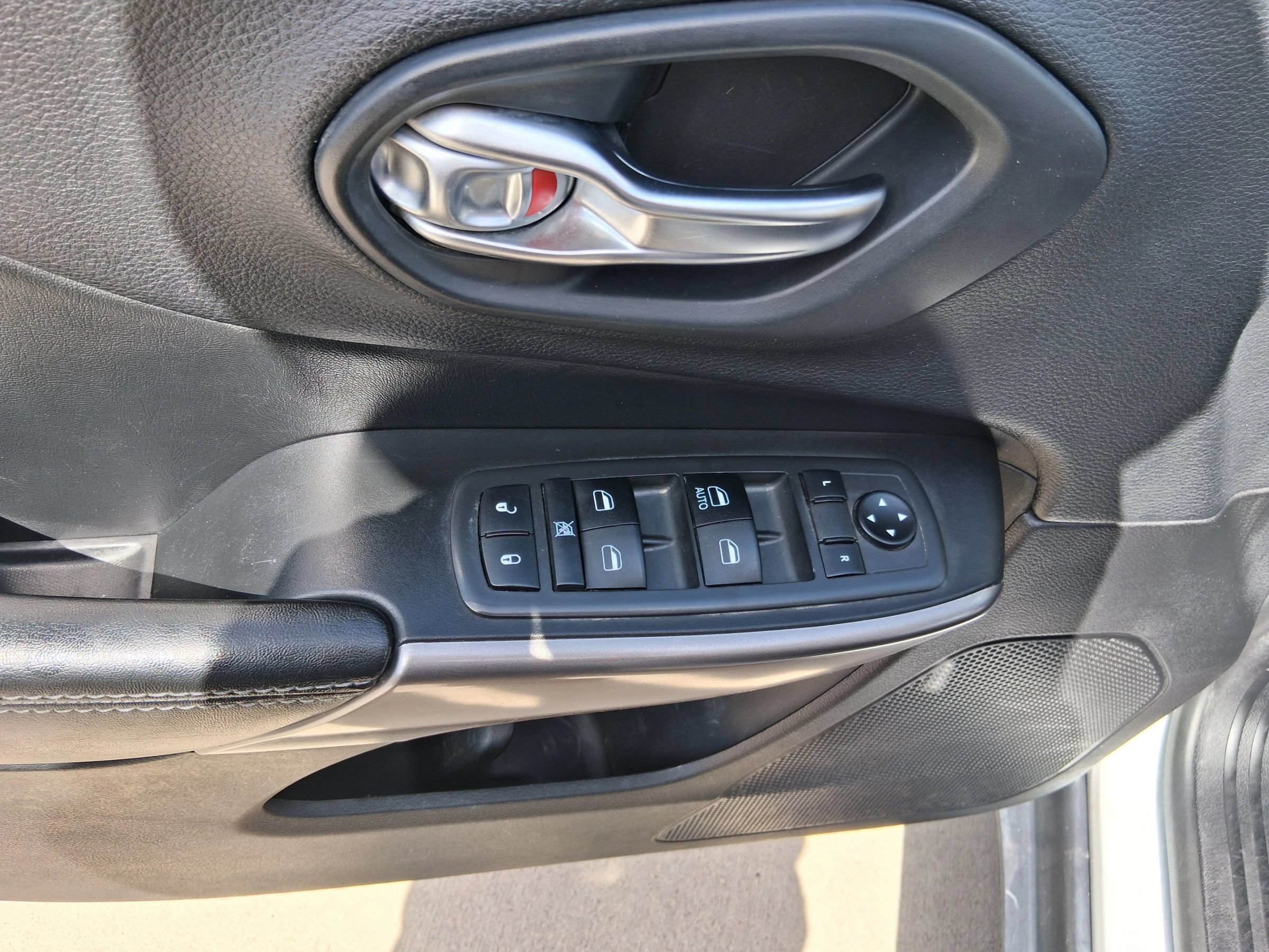 Used 2019 Jeep Cherokee Latitude w/ Popular Appearance Group AWD/4WD image 23