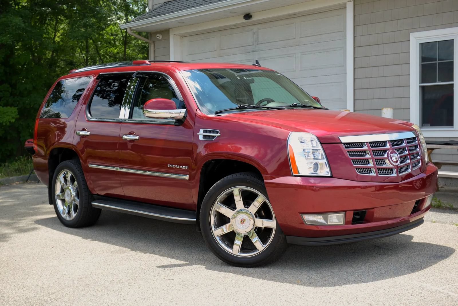 Used 2010 Cadillac Escalade Luxury AWD/4WD image 3