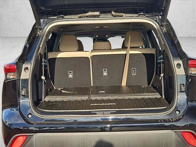 Used 2023 Toyota Highlander XLE w/ Protection Package #3 (TMS) AWD/4WD image 6
