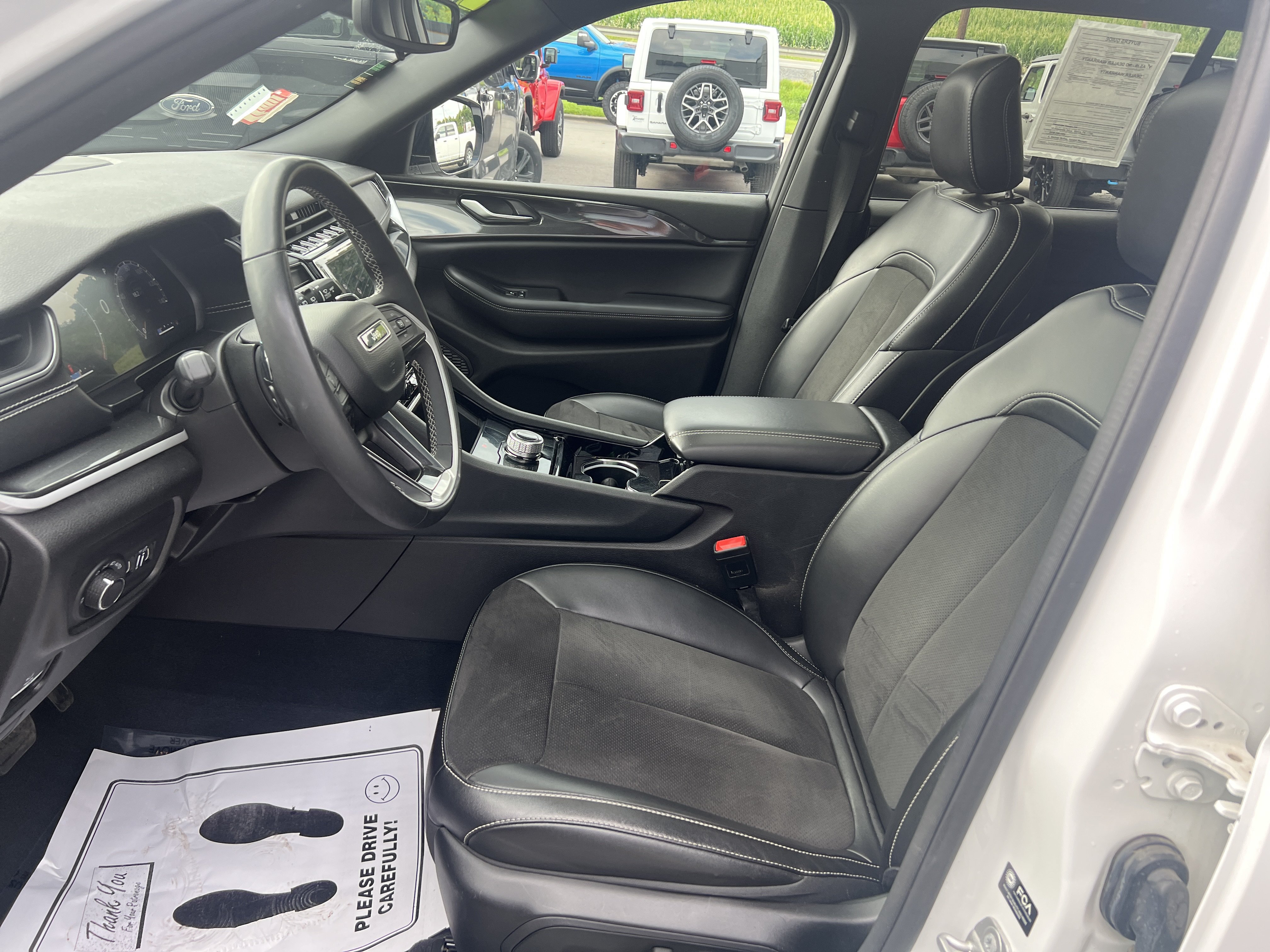 Used 2023 Jeep Grand Cherokee Altitude AWD/4WD image 12