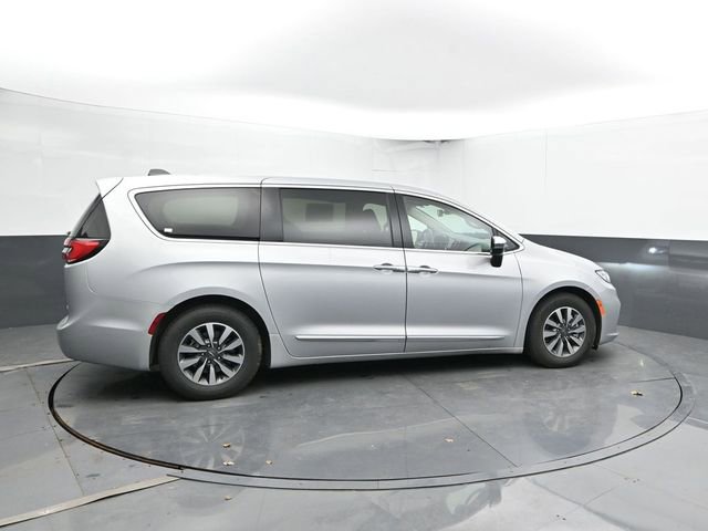 Used 2023 Chrysler Pacifica Limited FWD image 11