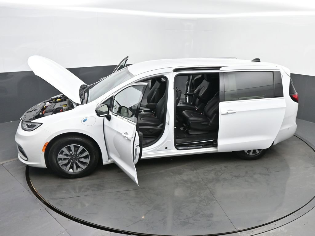 Used 2025 Chrysler Pacifica Select w/ Uconnect Theater Family Group image 63