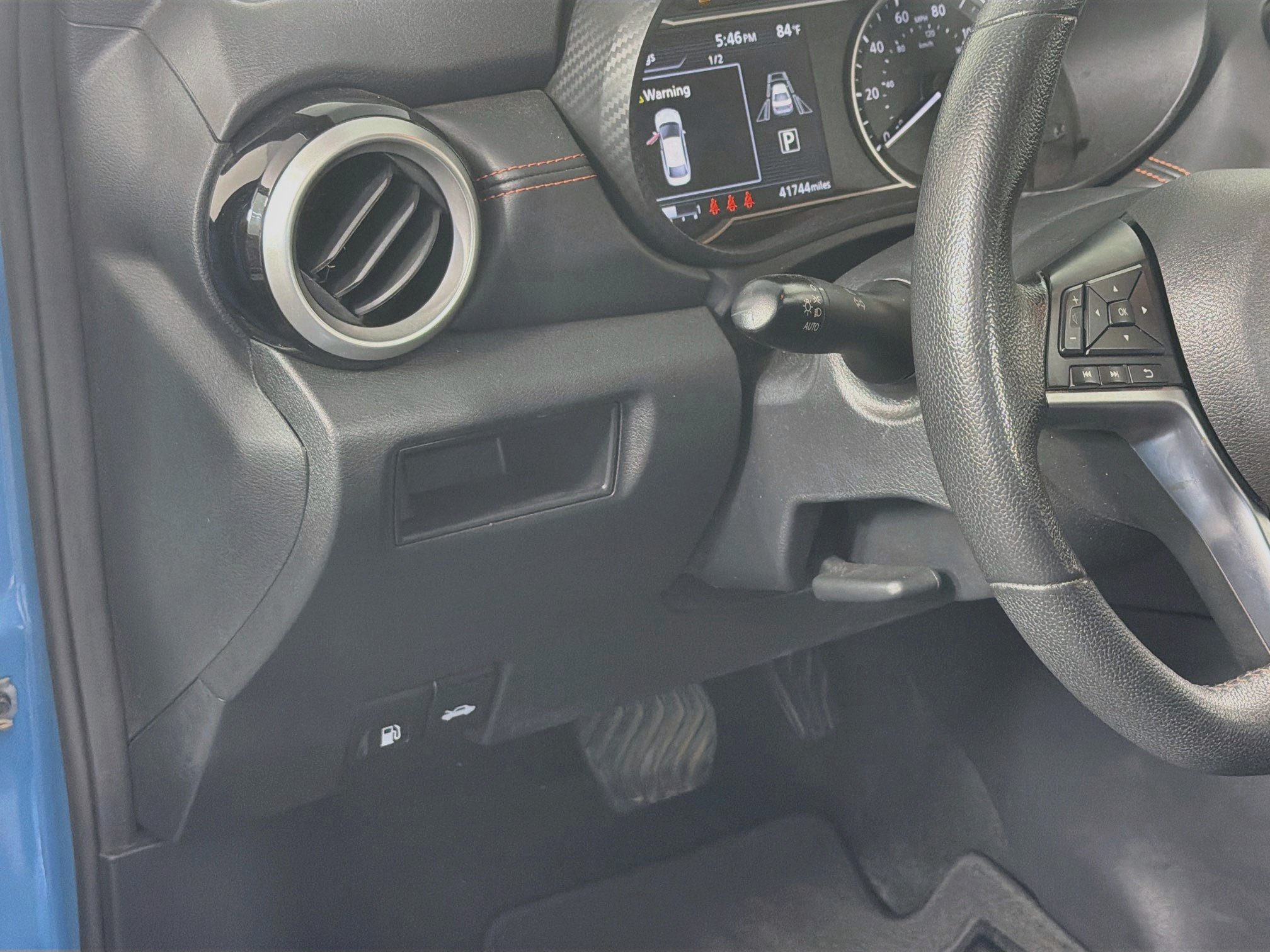 Used 2025 Nissan Versa SR FWD image 17