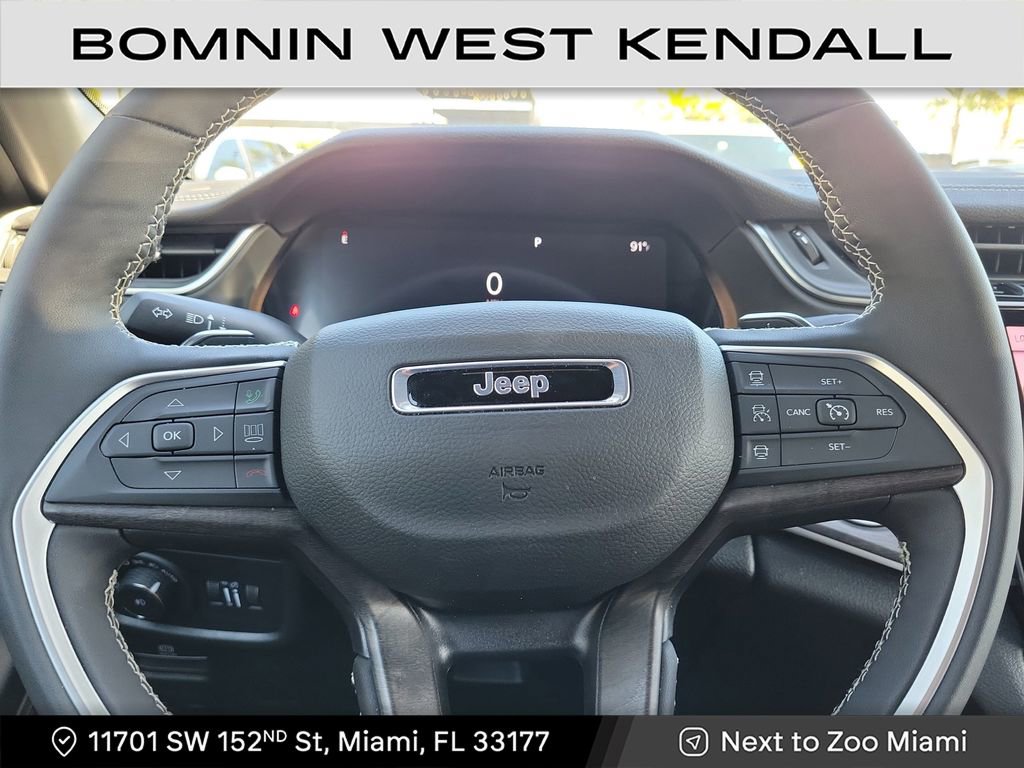 Used 2025 Jeep Grand Cherokee Limited w/ Black Appearance Package image 13