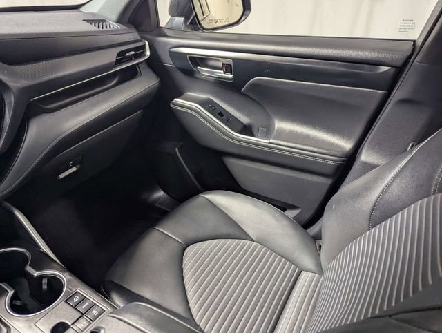Used 2025 Toyota Highlander XSE image 8