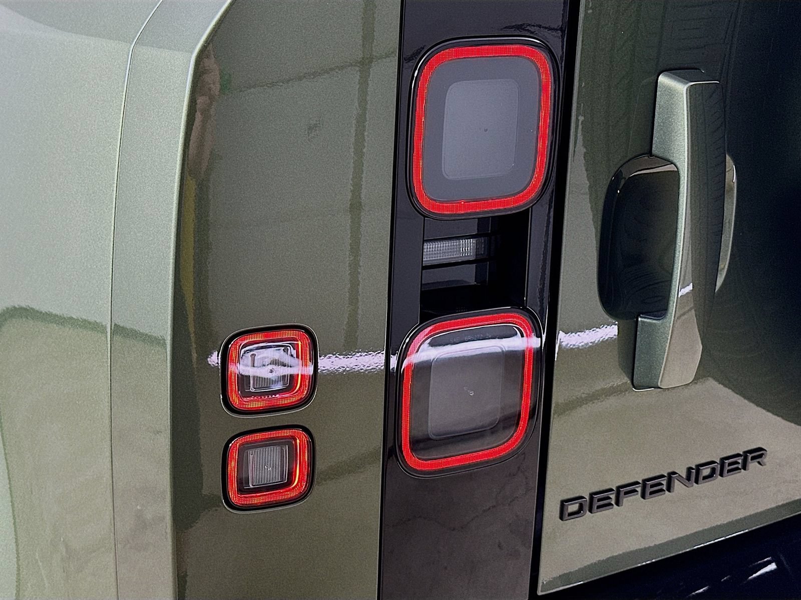 New 2026 Land Rover Defender 110 X-Dynamic SE AWD/4WD image 13