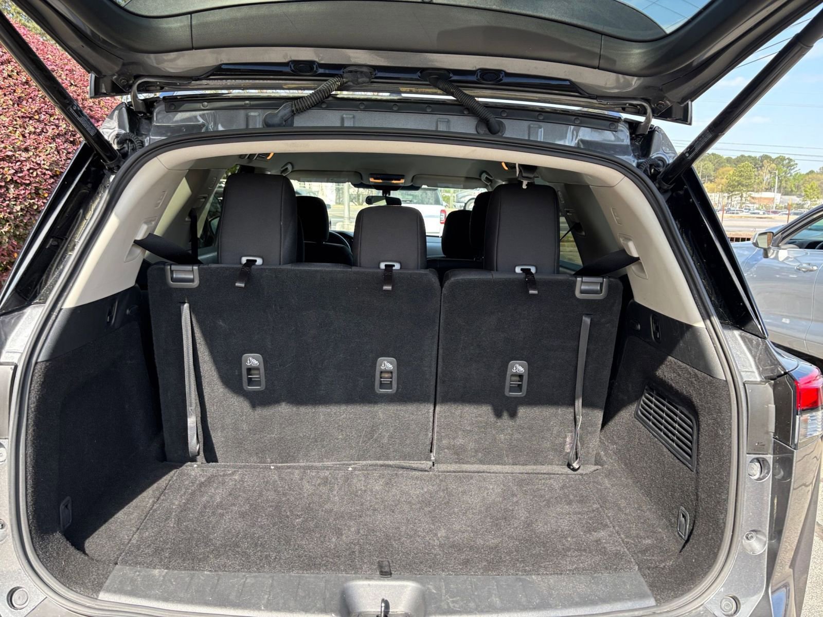 Used 2025 Nissan Pathfinder SV image 37