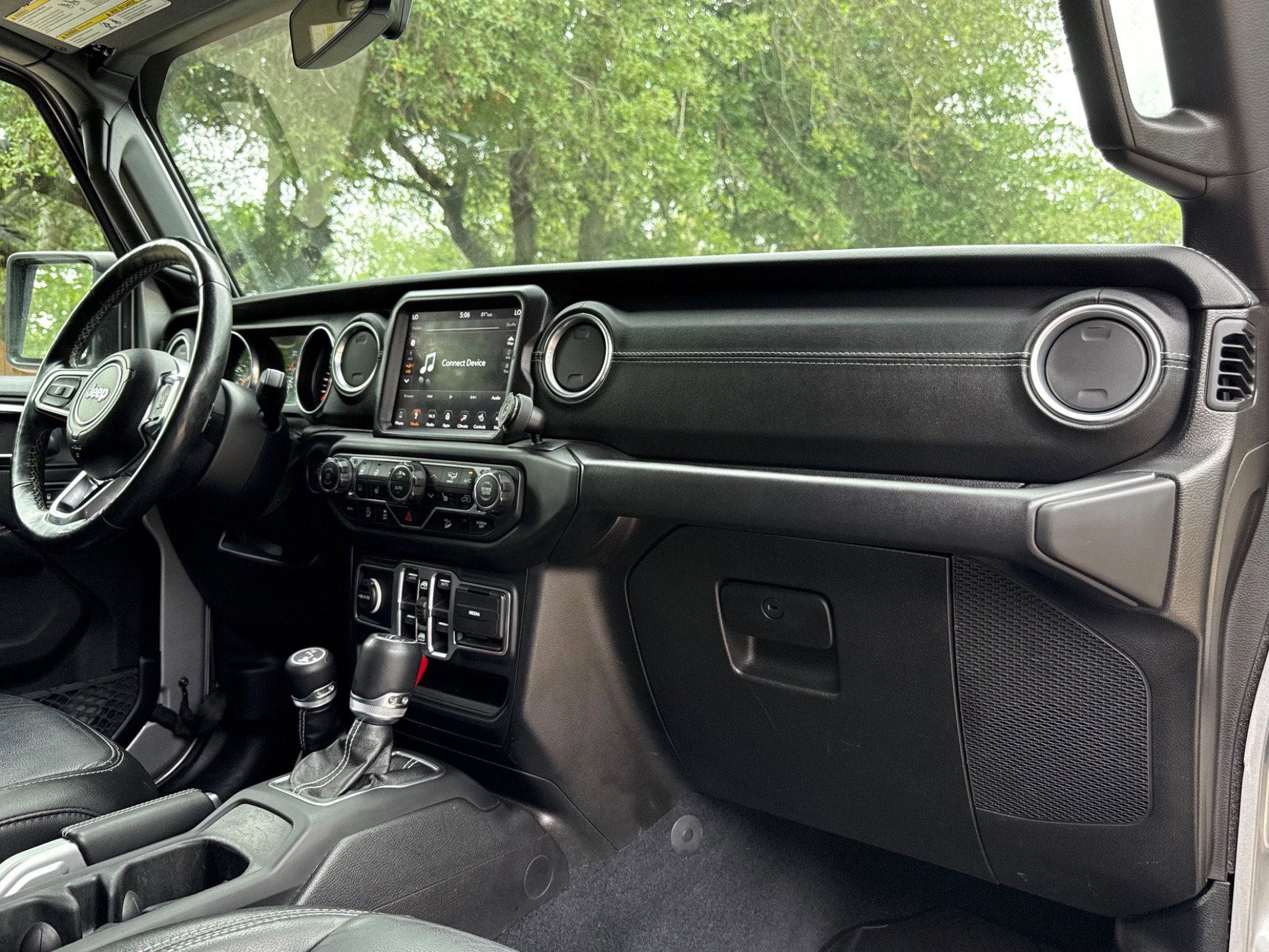 Used 2018 Jeep Wrangler Unlimited Sahara AWD/4WD image 32