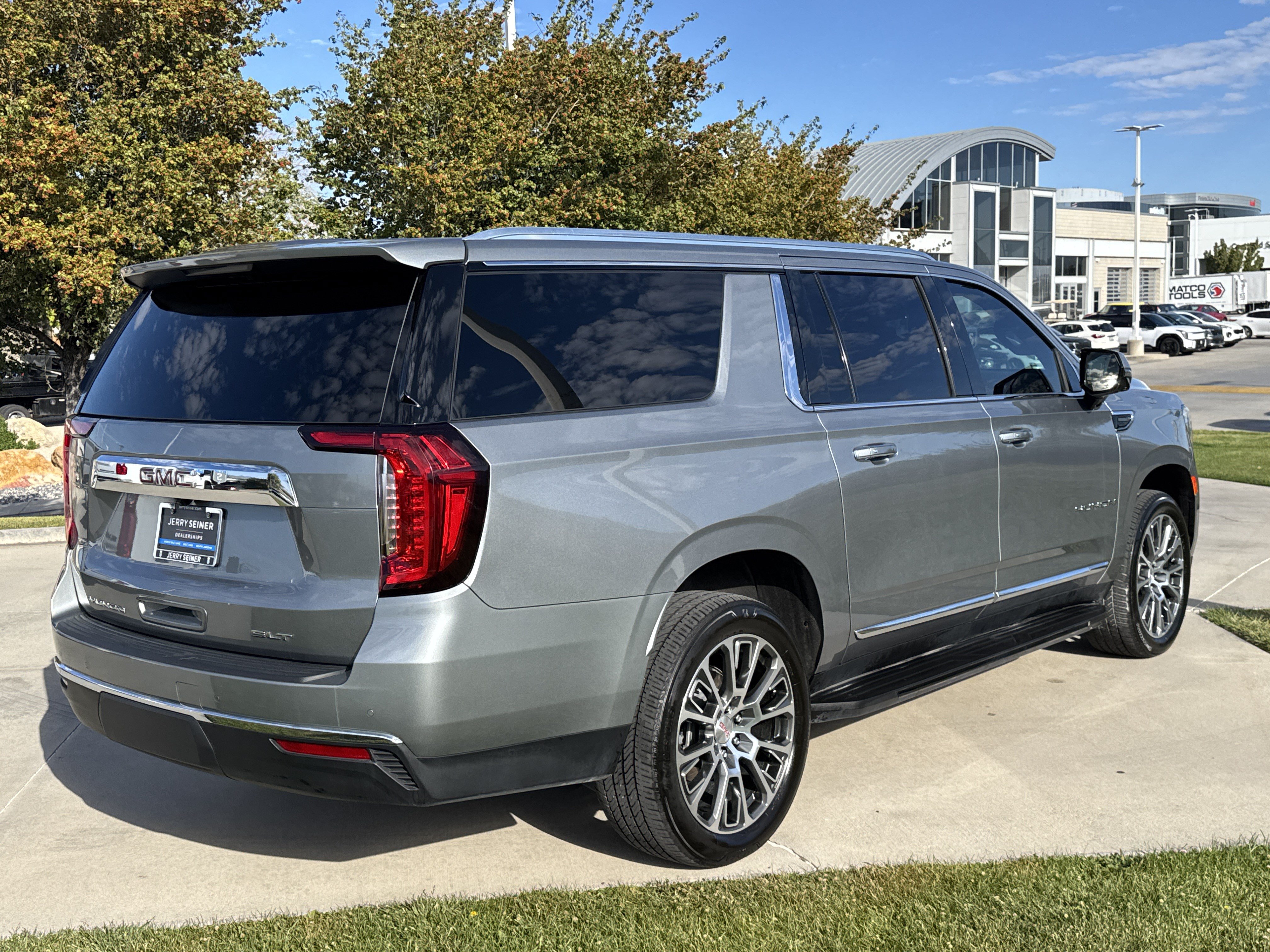 Used 2023 GMC Yukon XL SLT w/ SLT Premium Package AWD/4WD image 5
