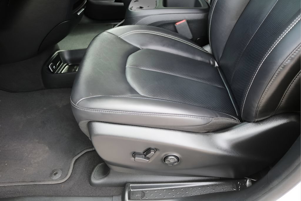 Used 2025 Chrysler Pacifica Select FWD image 13