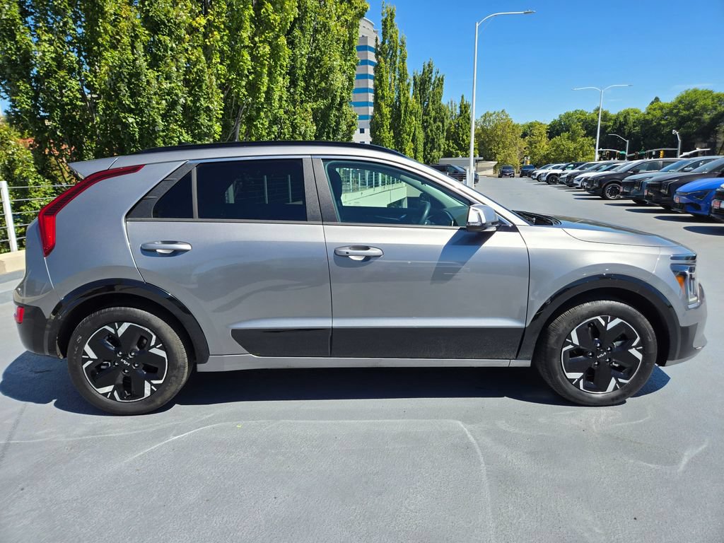 Used 2024 Kia Niro Wind w/ Wind Preserve Package FWD image 3