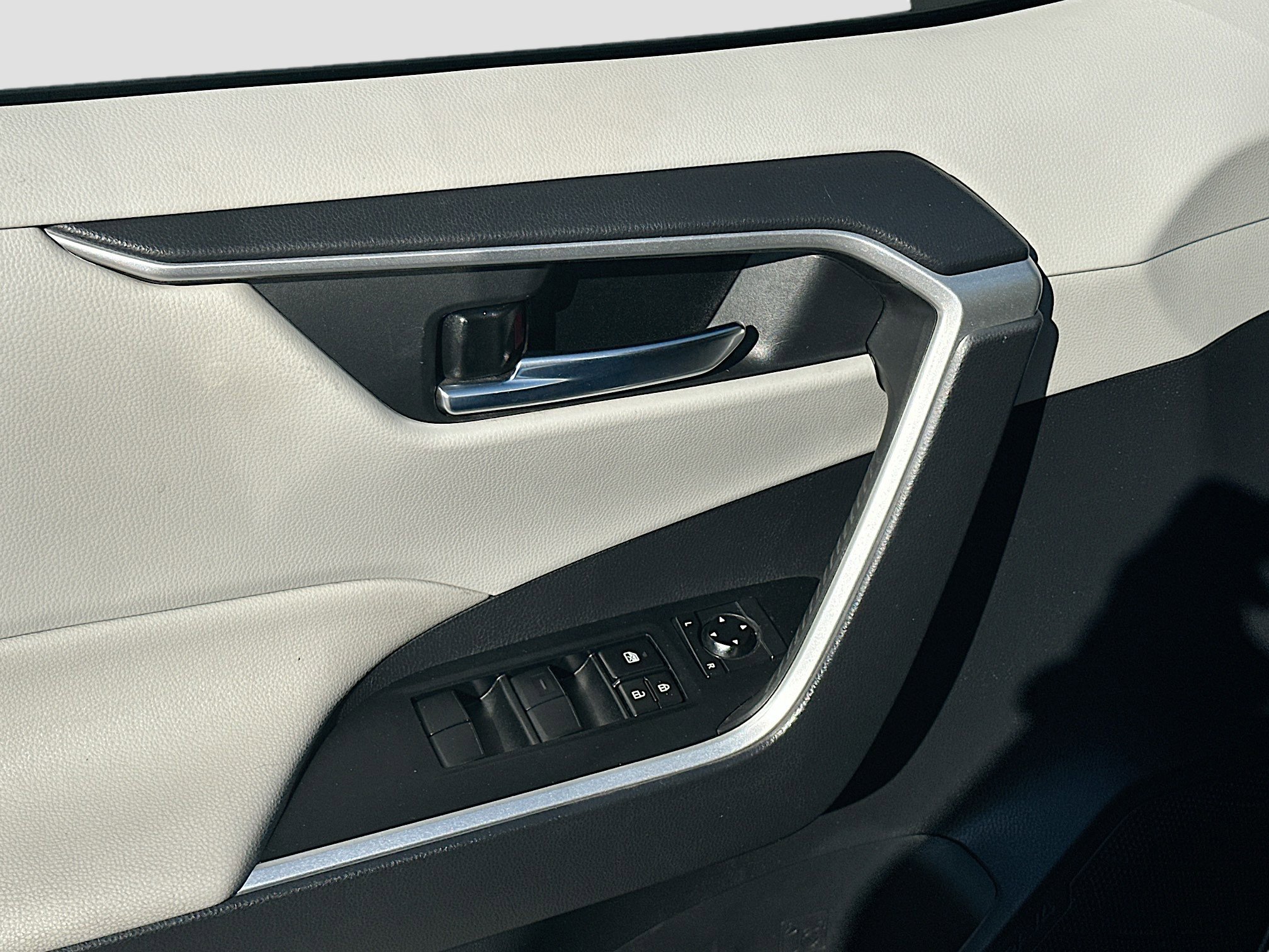 Used 2020 Toyota RAV4 XLE image 16