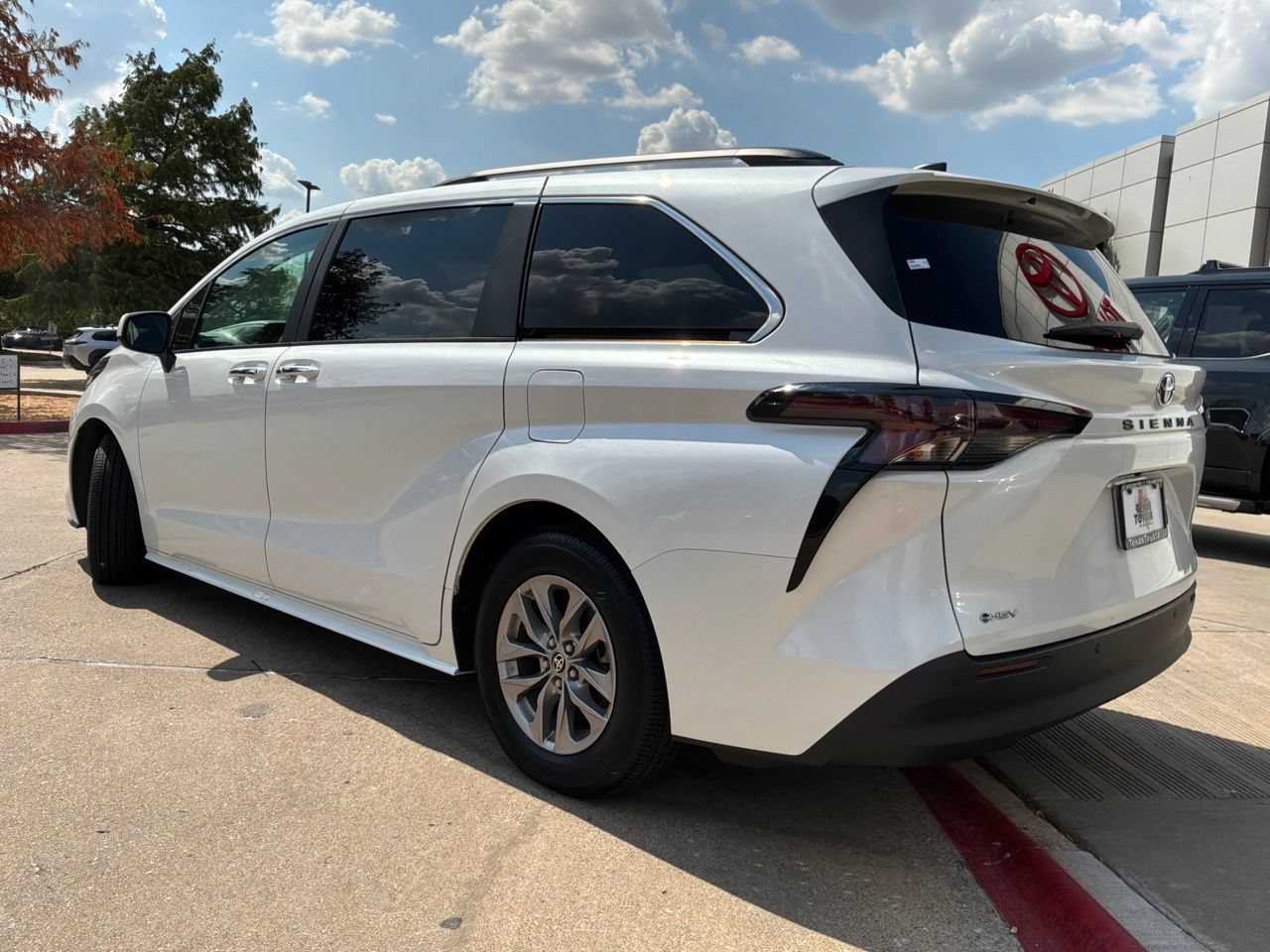 Used 2026 Toyota Sienna XLE FWD image 8