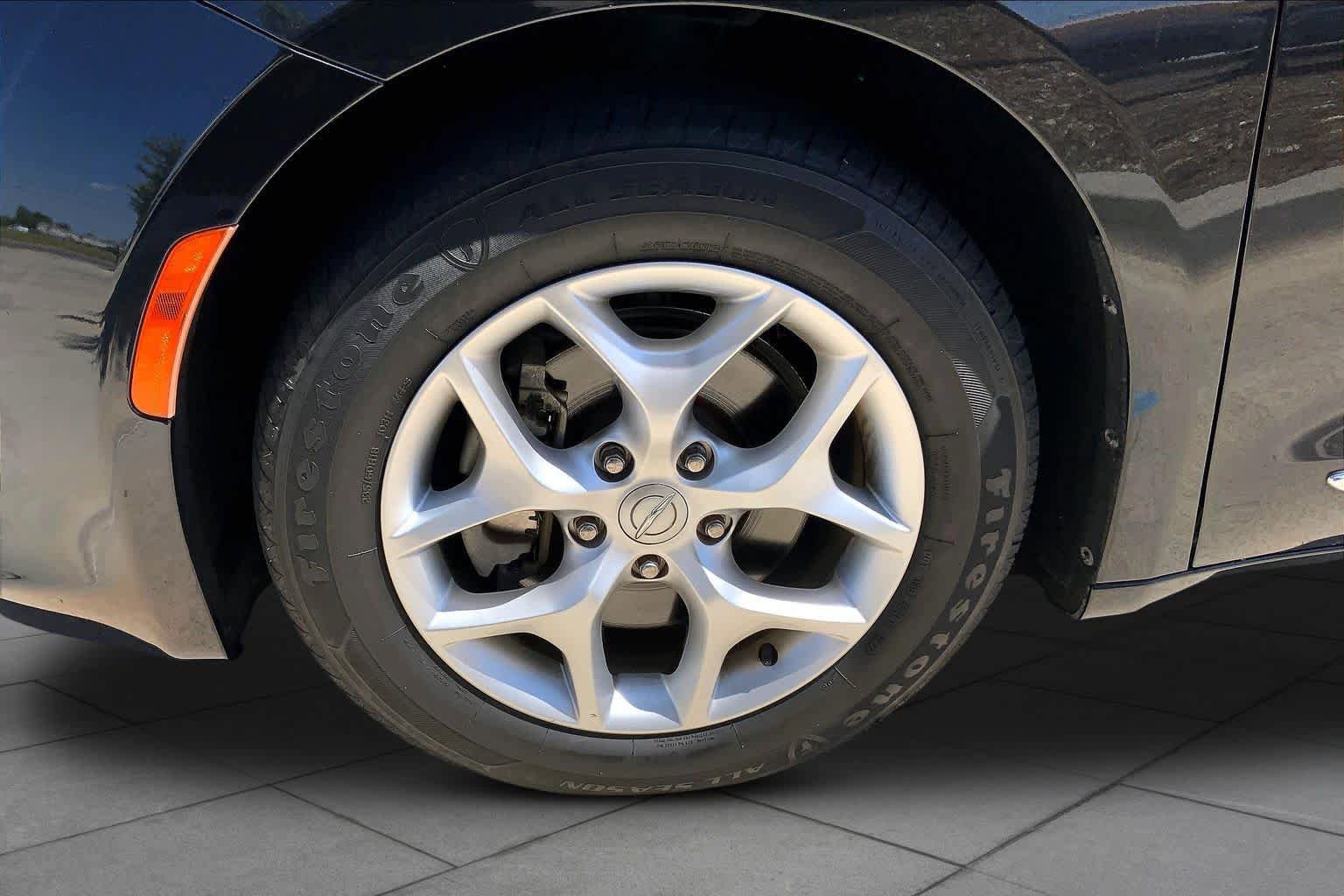 Used 2020 Chrysler Pacifica Limited FWD image 11