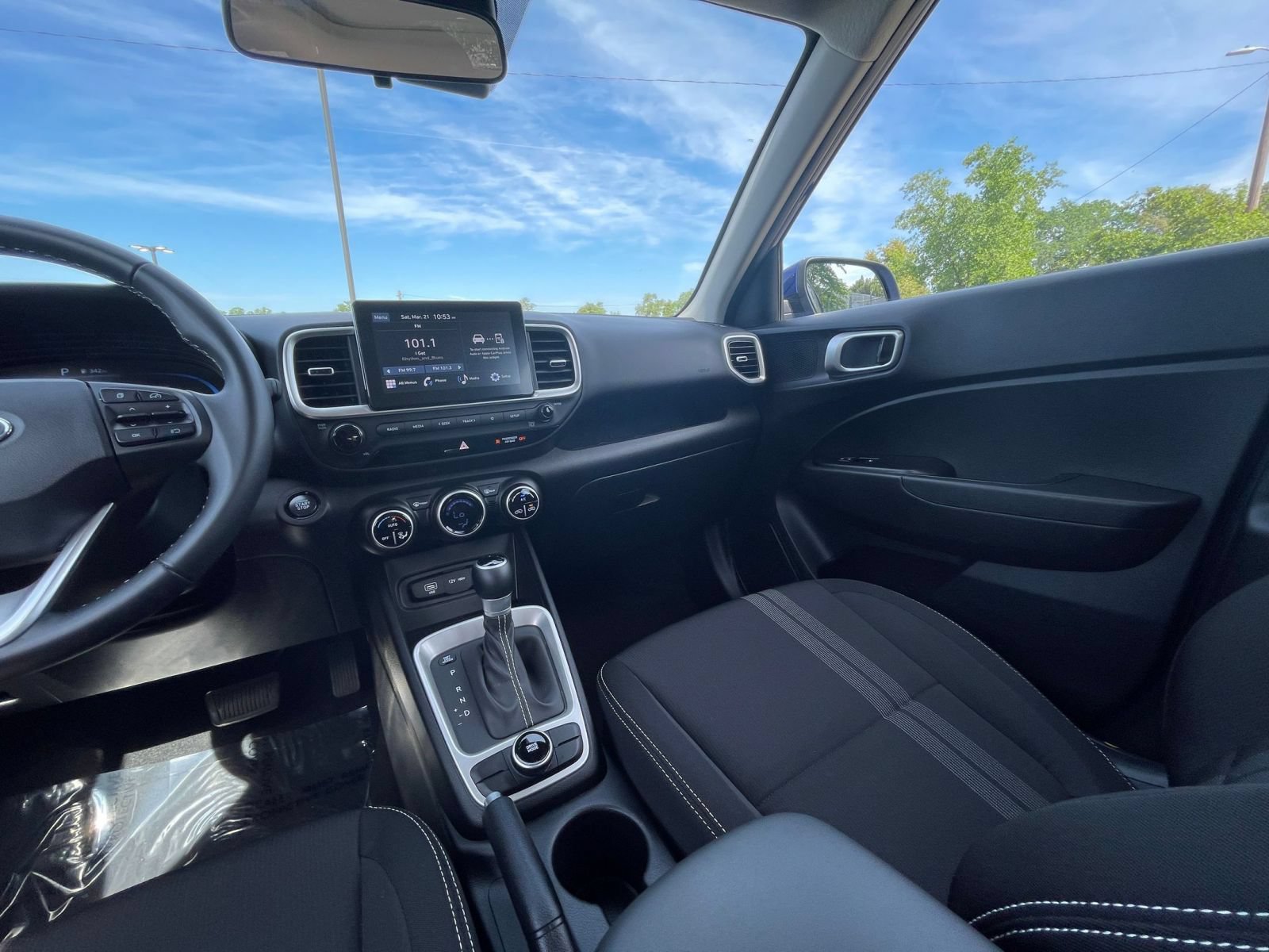 Used 2025 Hyundai Venue SEL FWD image 35