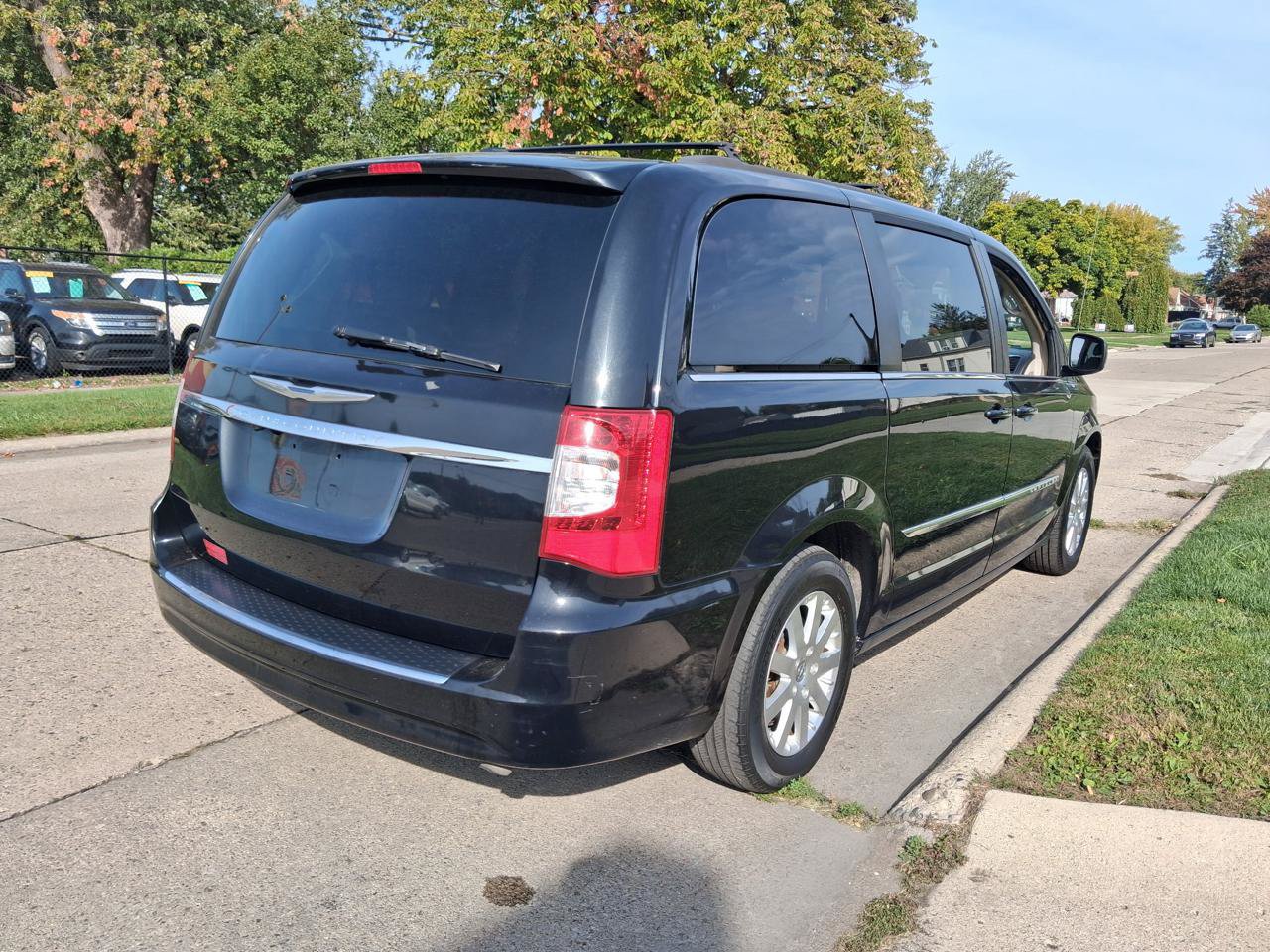 Used 2014 Chrysler Town & Country Touring FWD image 12