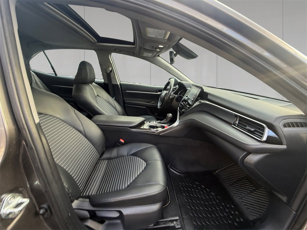Used 2023 Toyota Camry SE w/ Cold Weather Package image 17