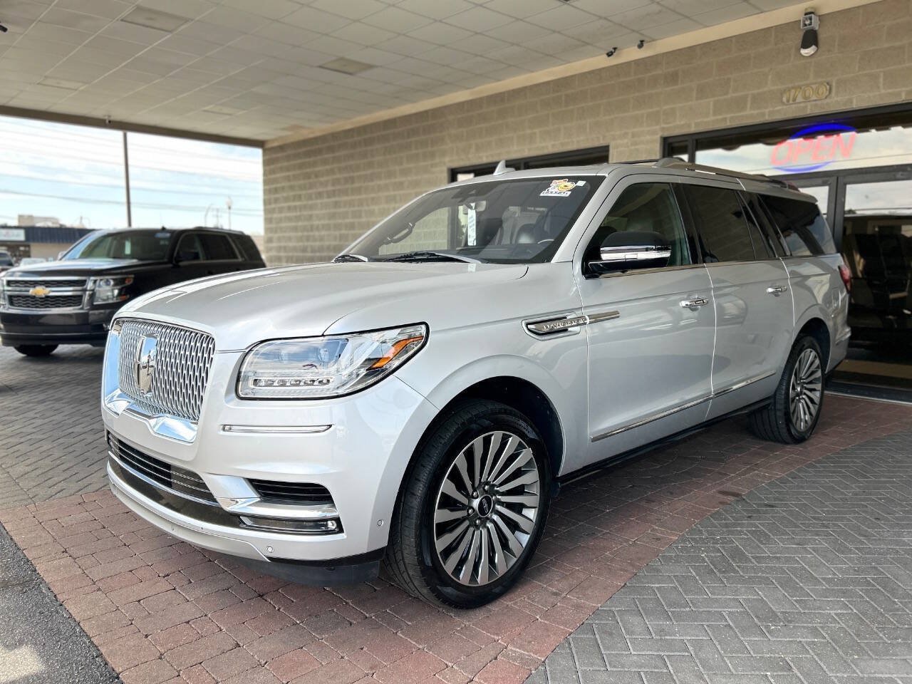 Used 2018 Lincoln Navigator L Reserve w/ Technology Package AWD/4WD image 25