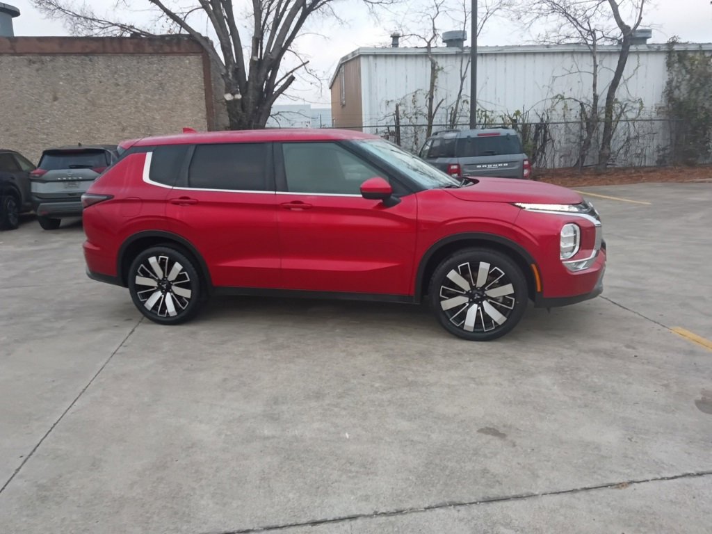 Used 2025 Mitsubishi Outlander SE image 7