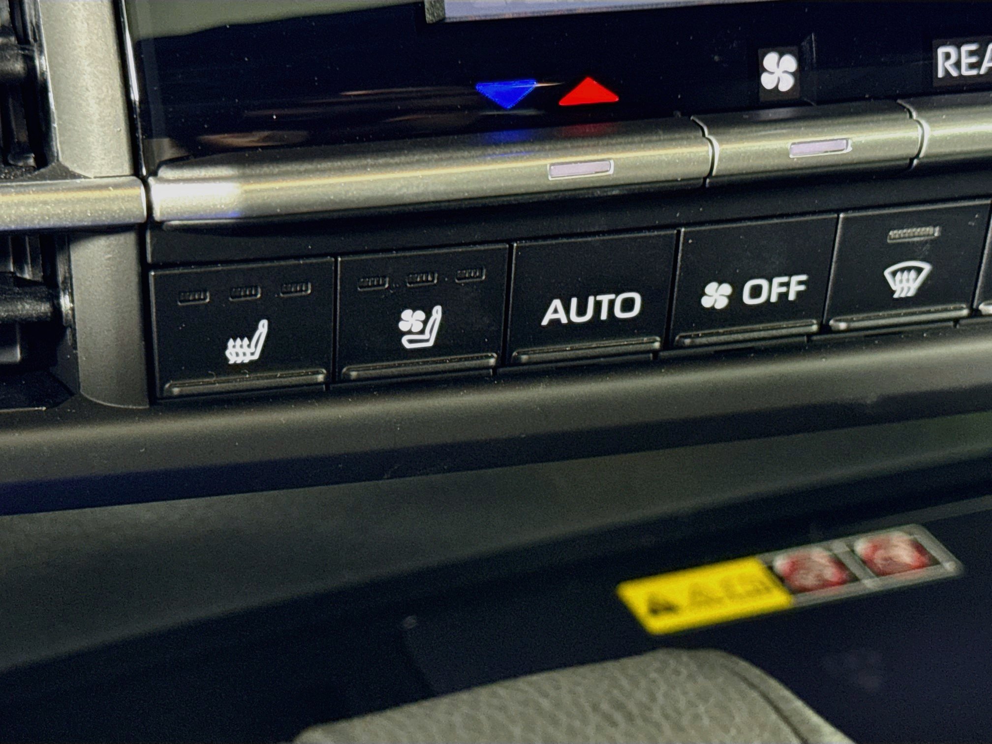 Used 2025 Toyota Sienna Platinum AWD/4WD image 19