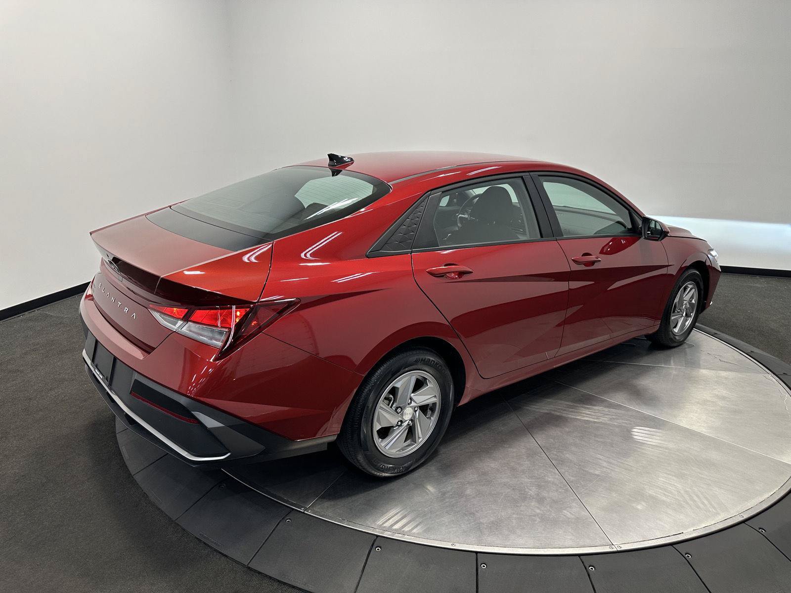Certified 2024 Hyundai Elantra SE FWD image 7