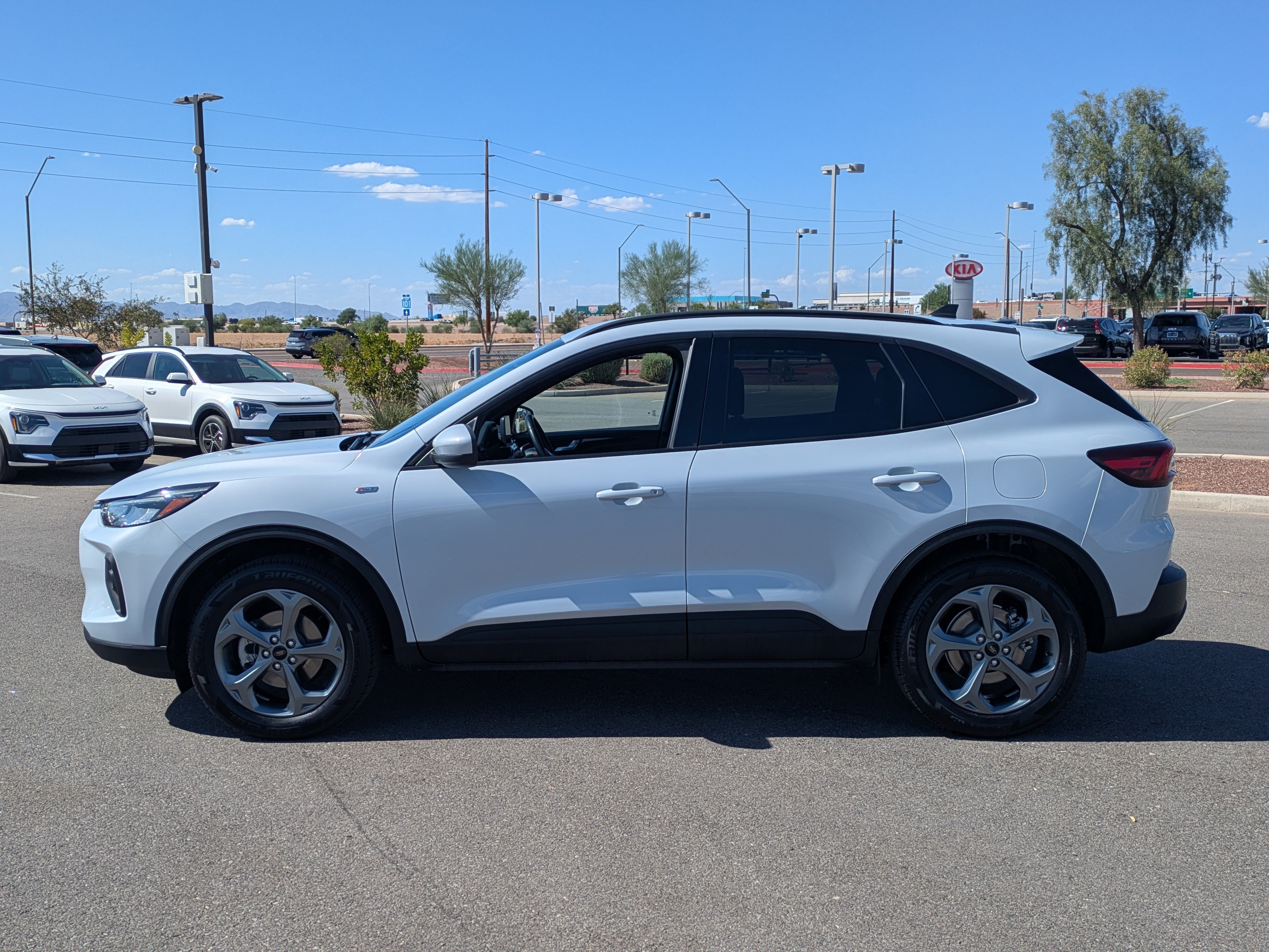 Used 2025 Ford Escape ST-Line Select AWD/4WD image 2
