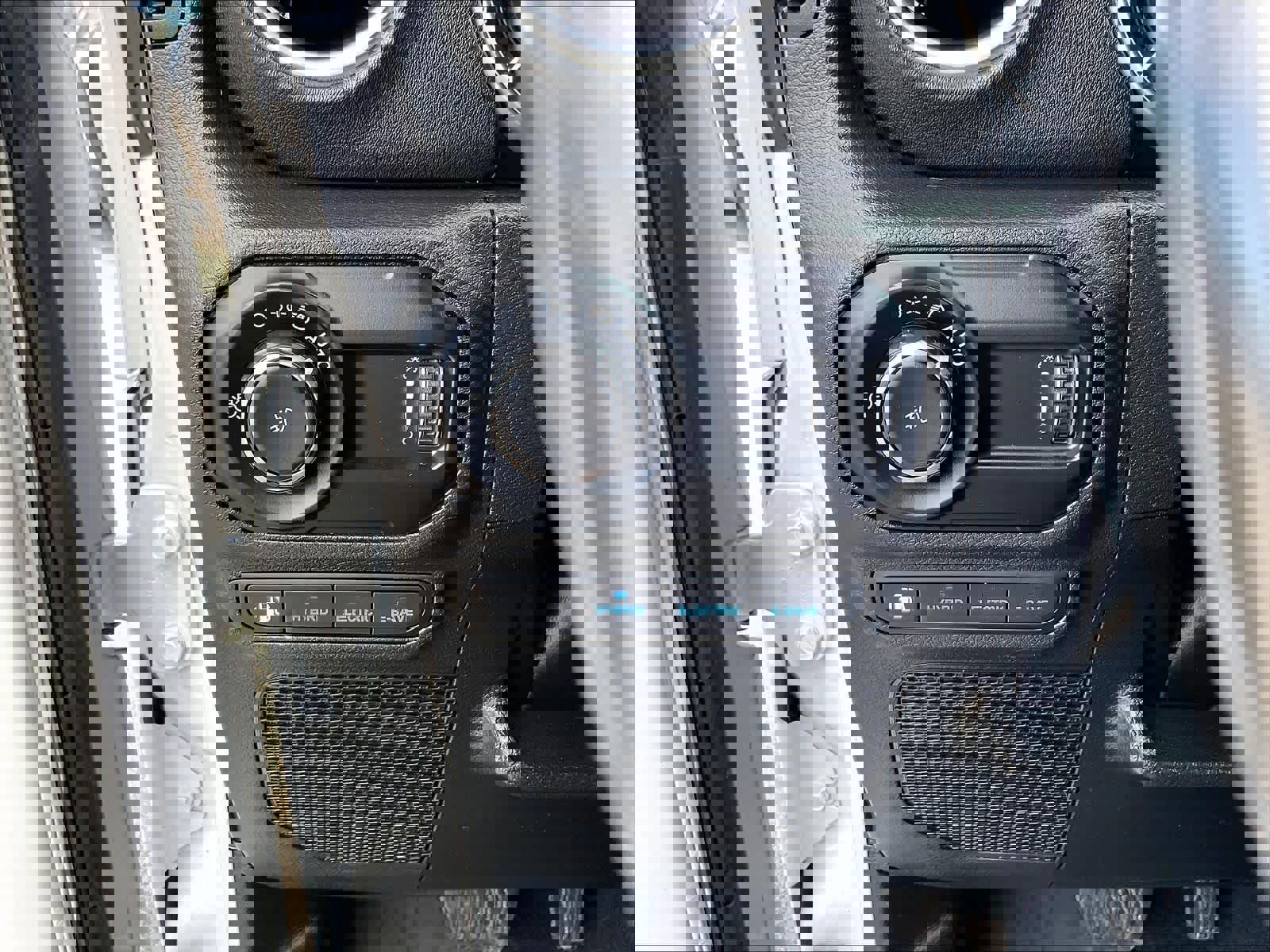 Used 2023 Jeep Wrangler Sahara w/ Cold Weather Group image 27