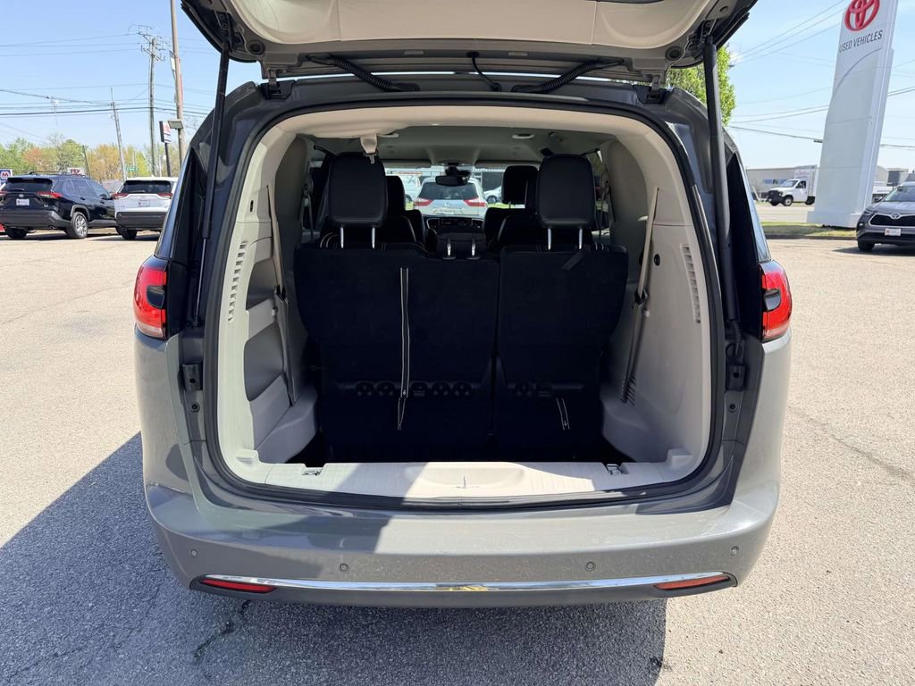 Used 2023 Chrysler Pacifica Touring-L image 16