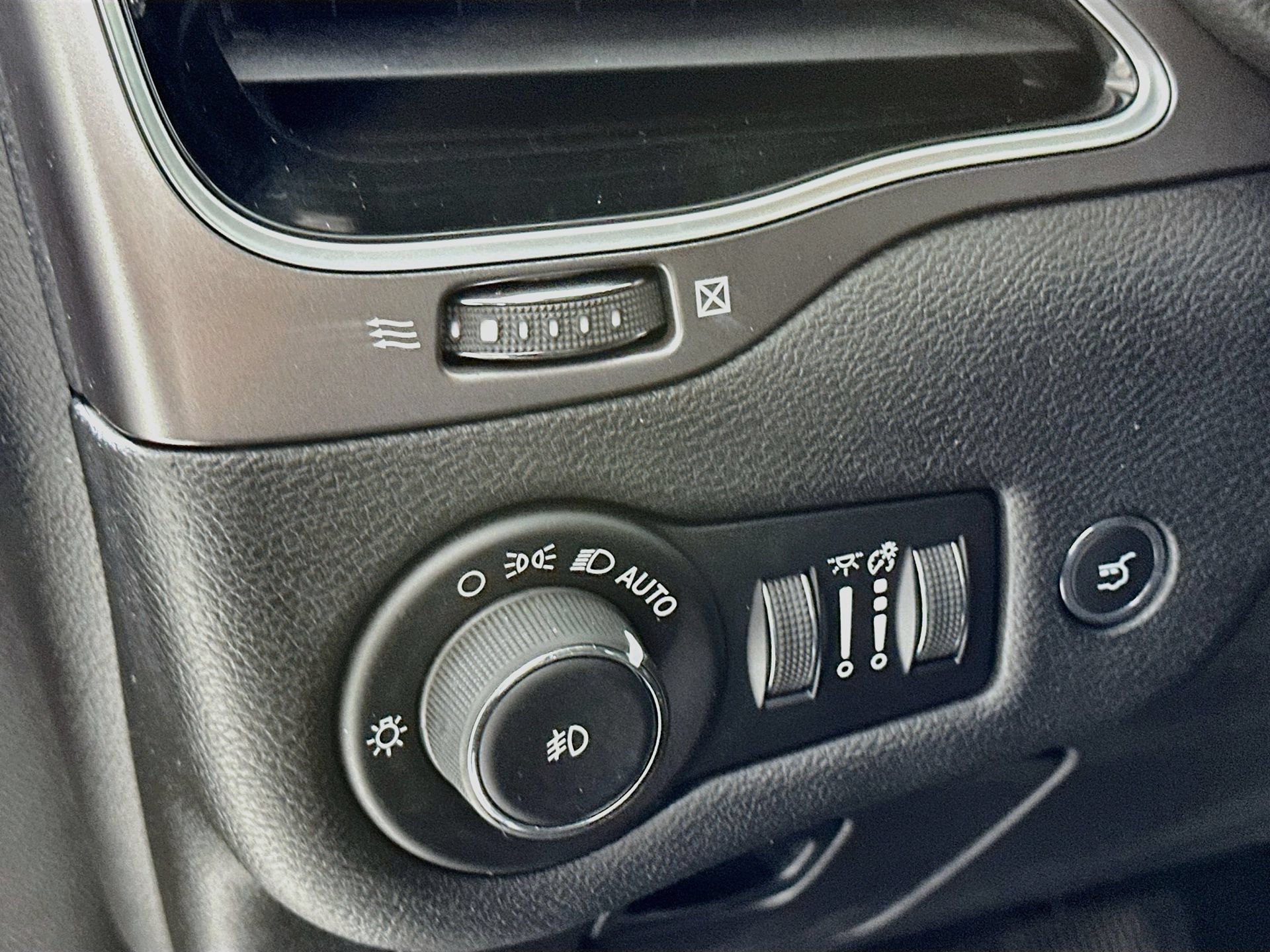 Used 2019 Jeep Cherokee Limited FWD image 11