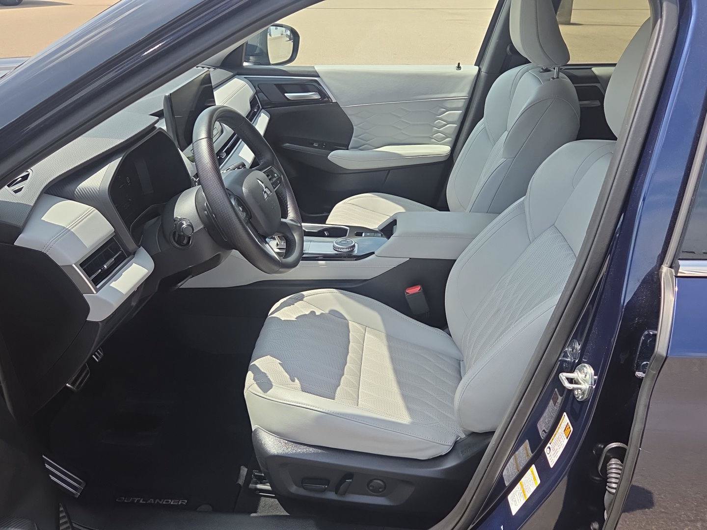 Used 2025 Mitsubishi Outlander AWD image 19
