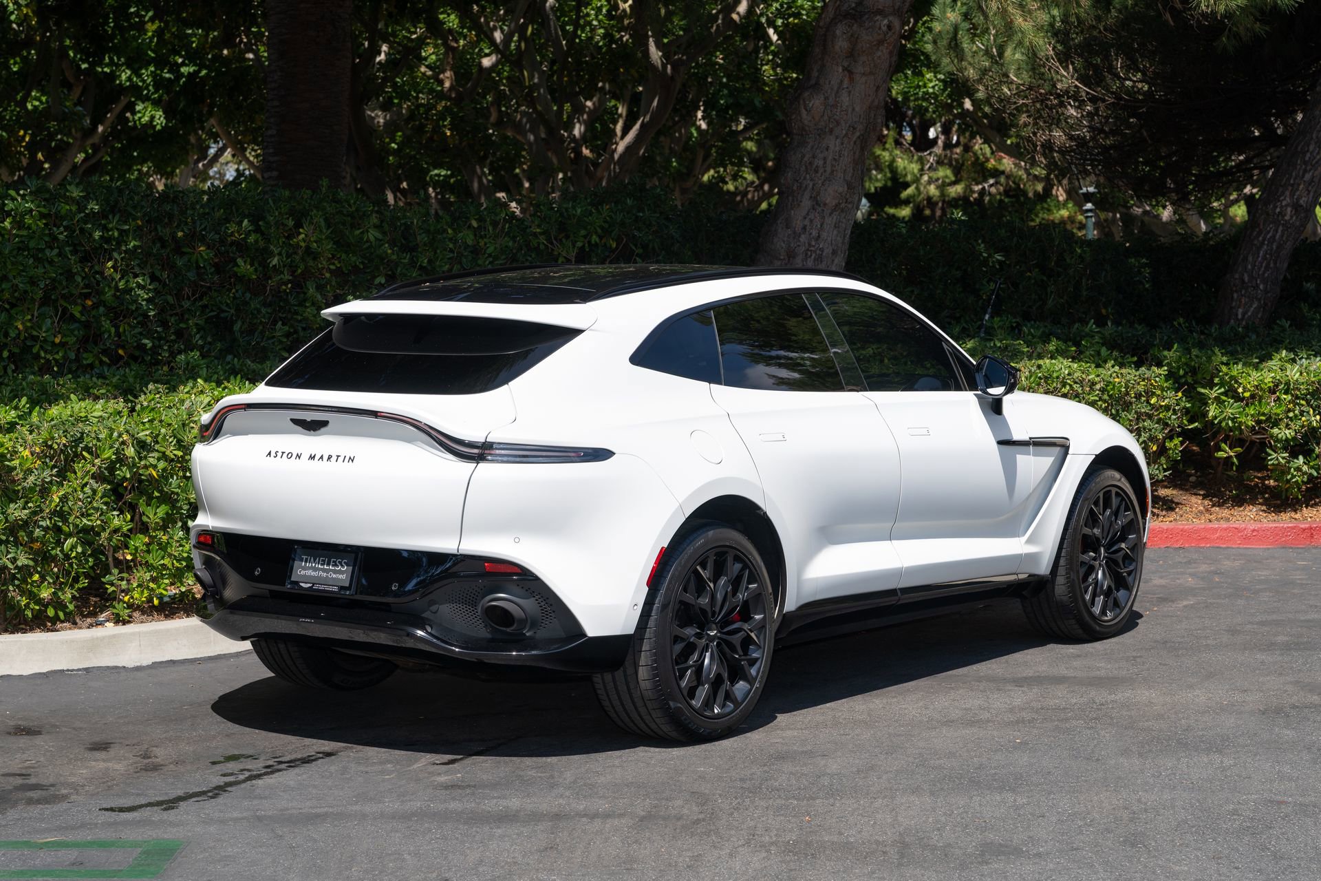 Used 2023 Aston Martin DBX AWD/4WD image 3
