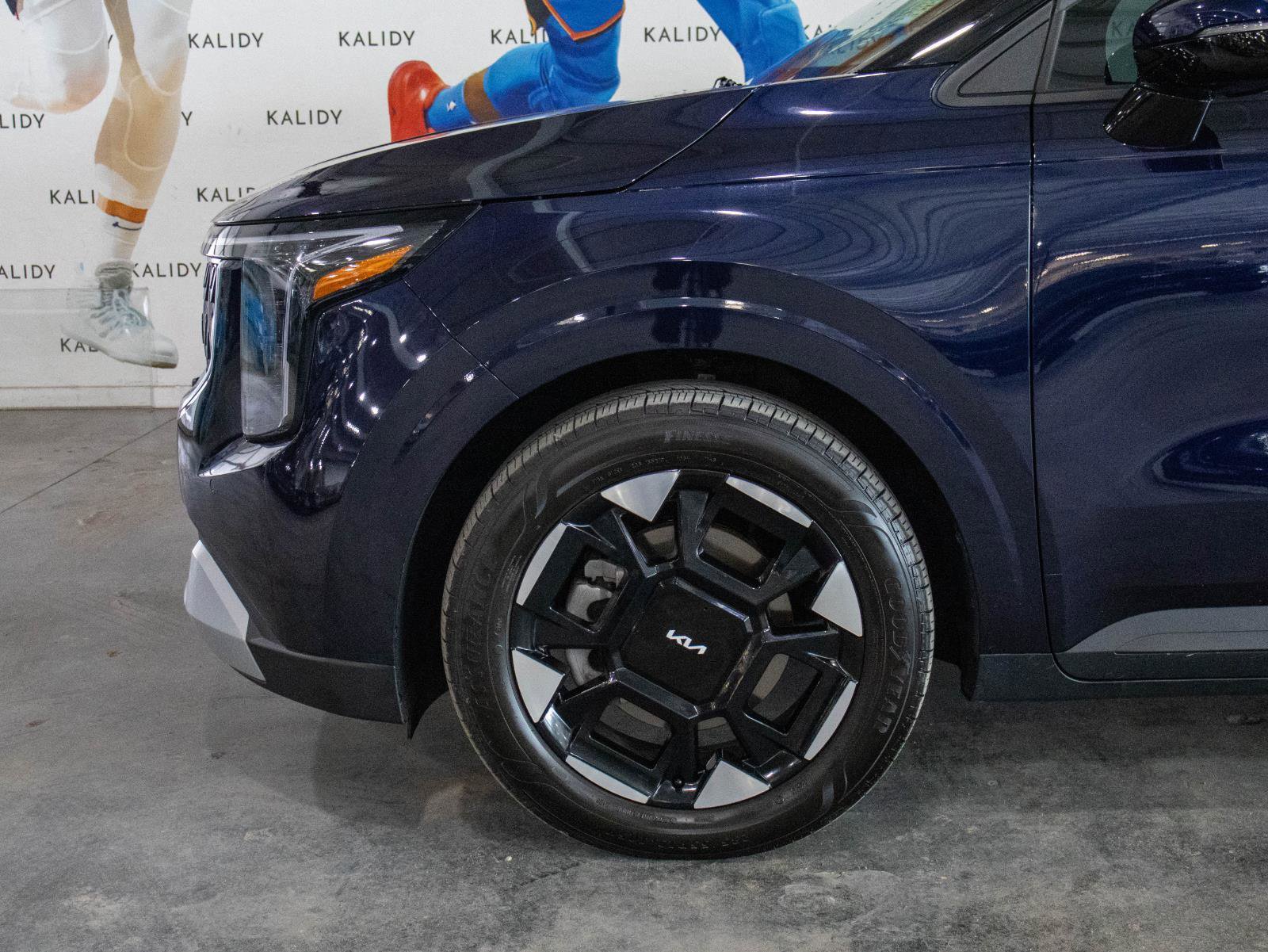 Used 2026 Kia Carnival EX image 16