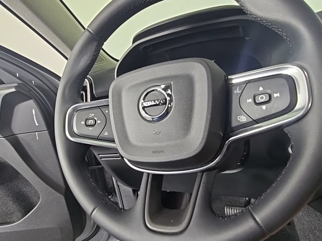 Certified 2025 Volvo XC40 B5 Plus AWD/4WD image 29
