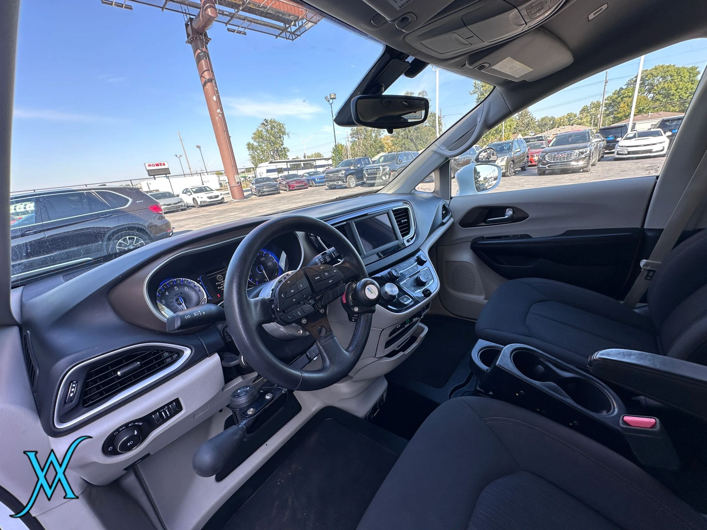 Used 2018 Chrysler Pacifica Touring Plus FWD image 16